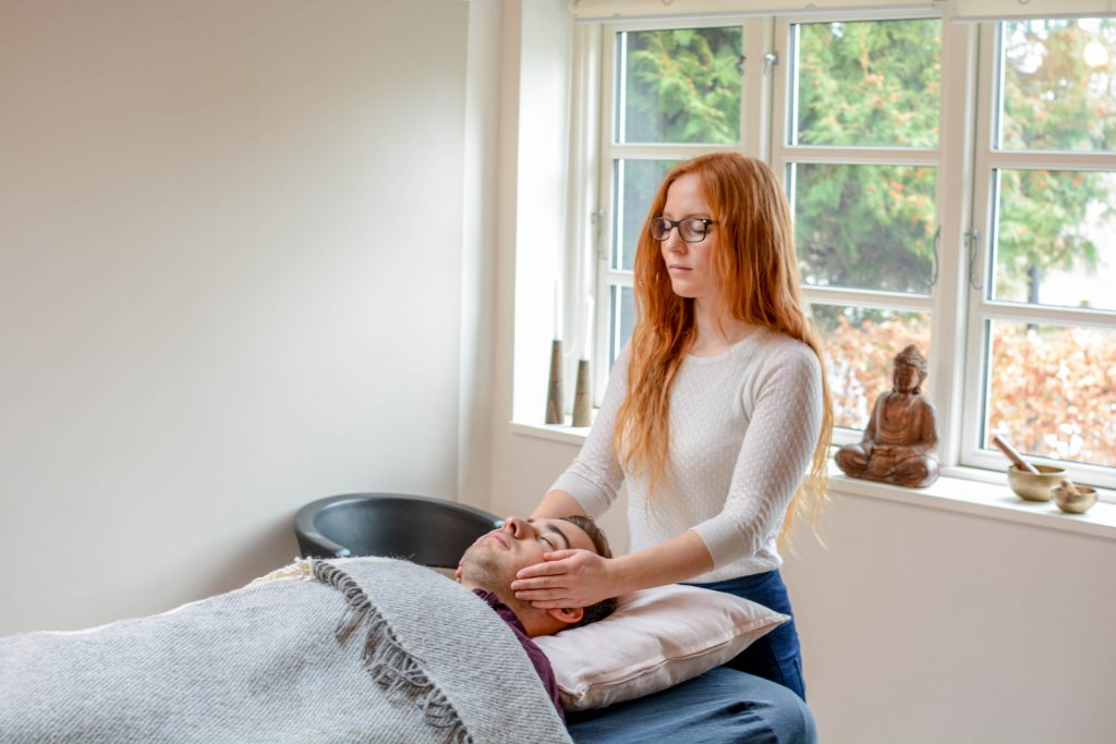Behandlinger med hypnoterapi, healing og/eller guidekontakt ved Rie Jespersen i Behandlerhuset Rislundvej 12